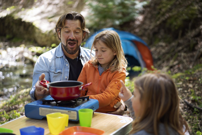 Campeurs profitant du moment avec ces enfants