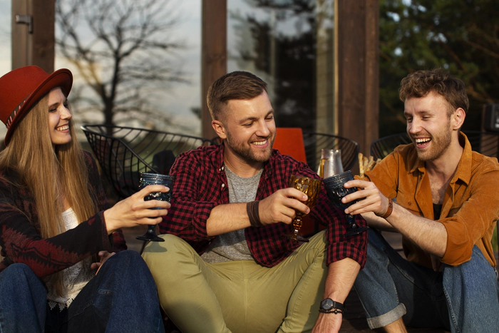 Une fête entre amis en extérieur et au camping