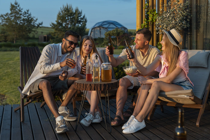 Soirée d'été au camping entre amis